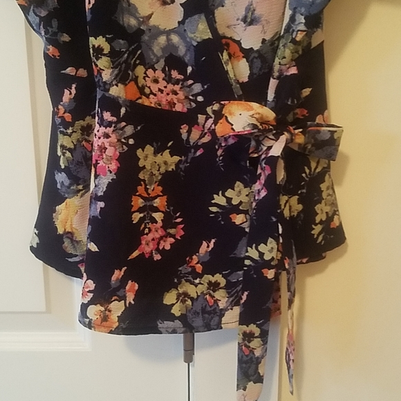 Multi colored floral wrap blouse size L - Picture 5 of 6